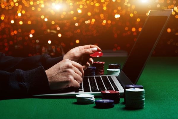 Players enjoying agent okebet sportsbook and casino on mobile devices
